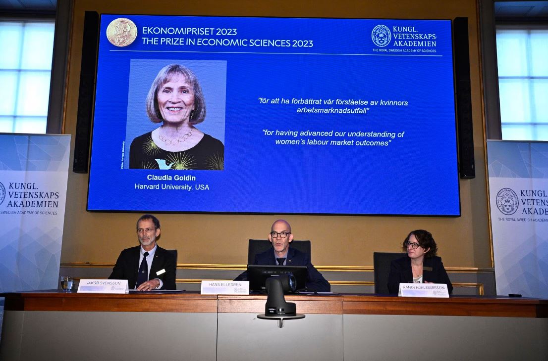 Momento en el que se ha anunciado el premio Nobel de Economía para Claudia Goldin, este lunes en Estocolmo.
CLAUDIO BRESCIANI (EFE)